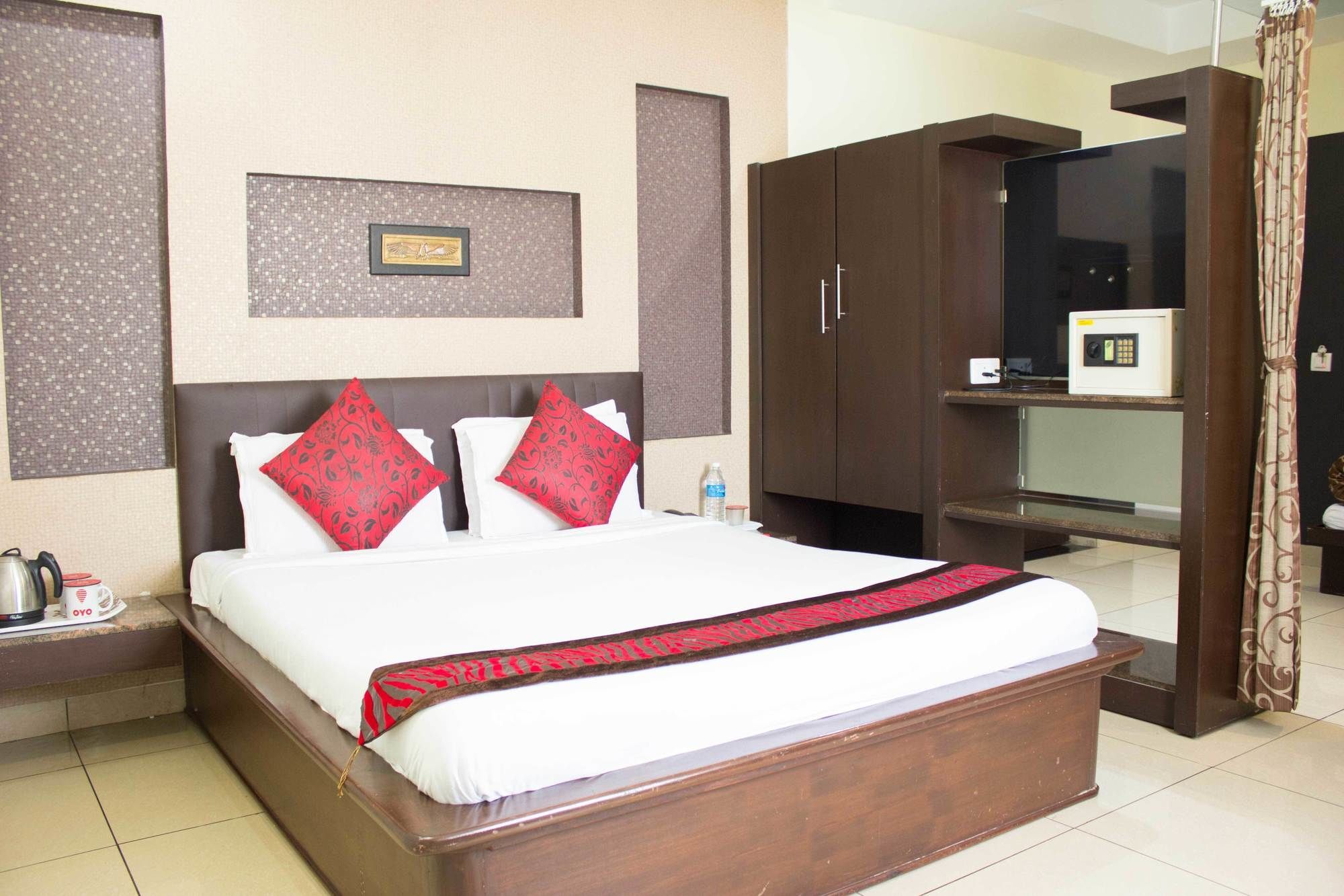 Oyo 4895 Abi Krishna Hotel Pondicherry Ngoại thất bức ảnh