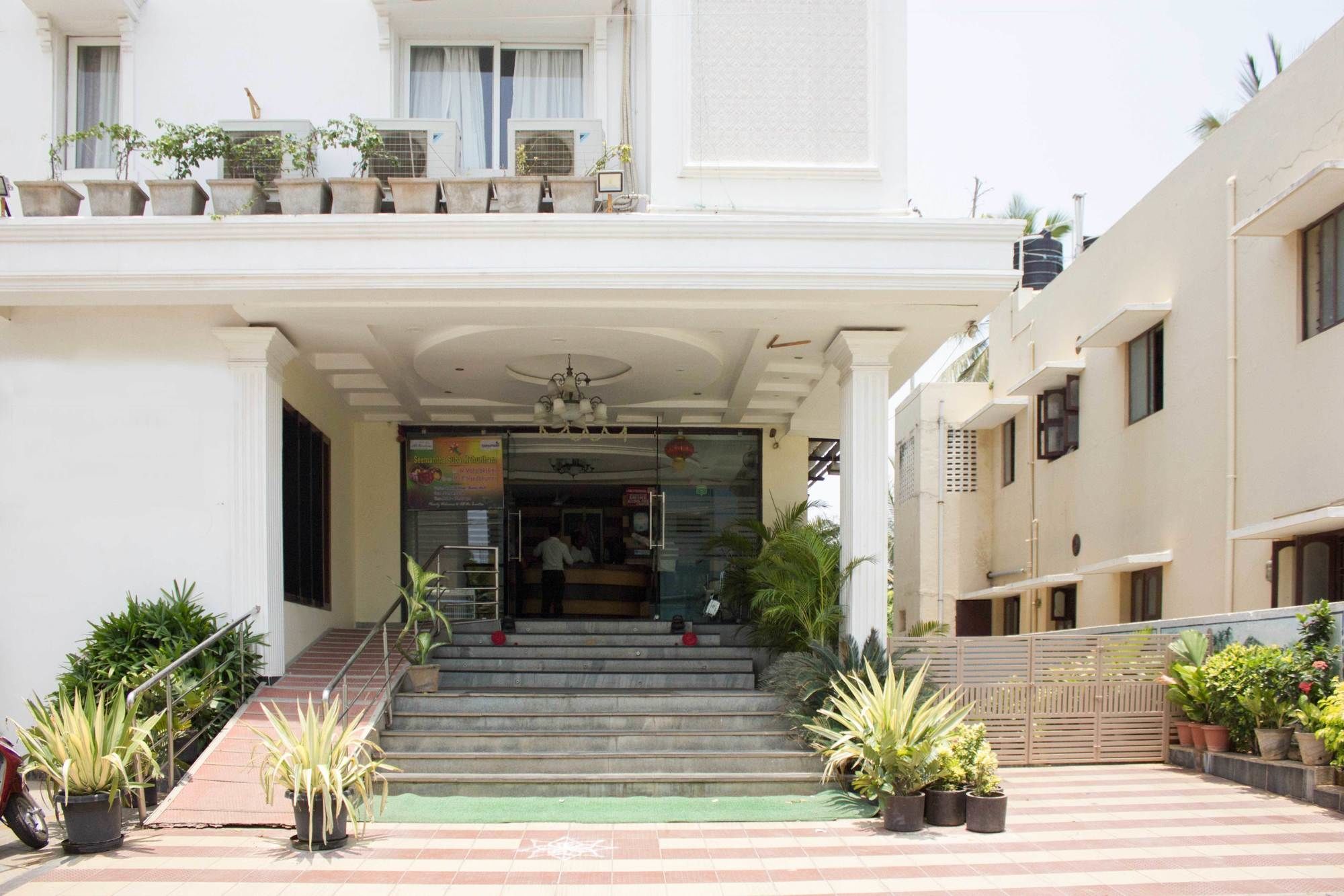 Oyo 4895 Abi Krishna Hotel Pondicherry Ngoại thất bức ảnh
