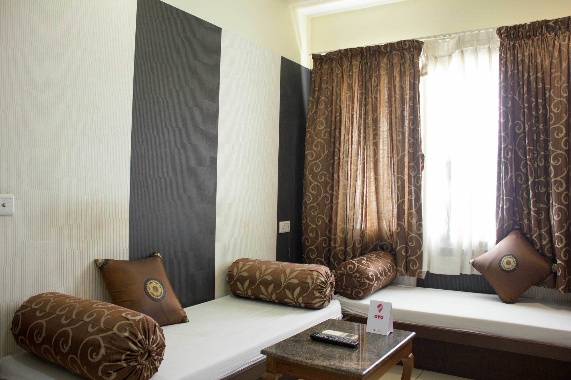 Oyo 4895 Abi Krishna Hotel Pondicherry Ngoại thất bức ảnh