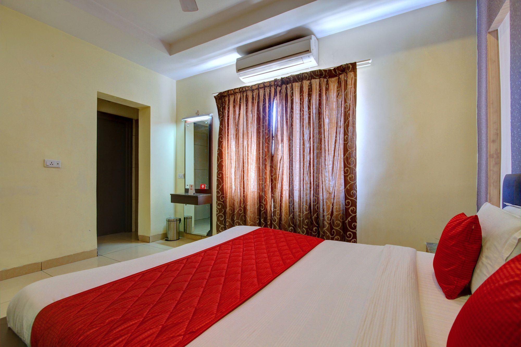 Oyo 4895 Abi Krishna Hotel Pondicherry Ngoại thất bức ảnh